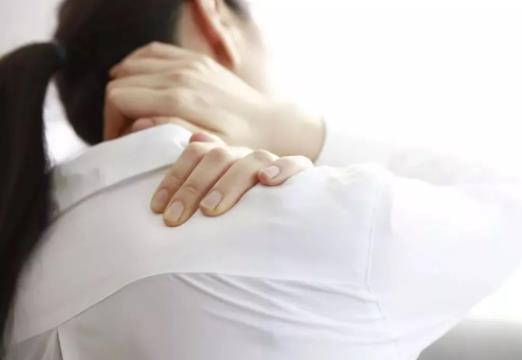 按摩哪个部位可以治疗肩周炎？